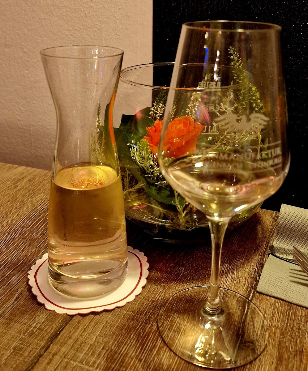 Aperitif-Detail mit Blumenstrauß