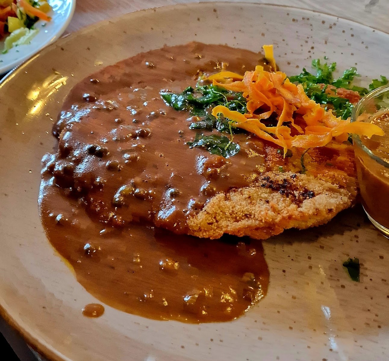 Schnitzel mit Pfeffersauce und Gemüse