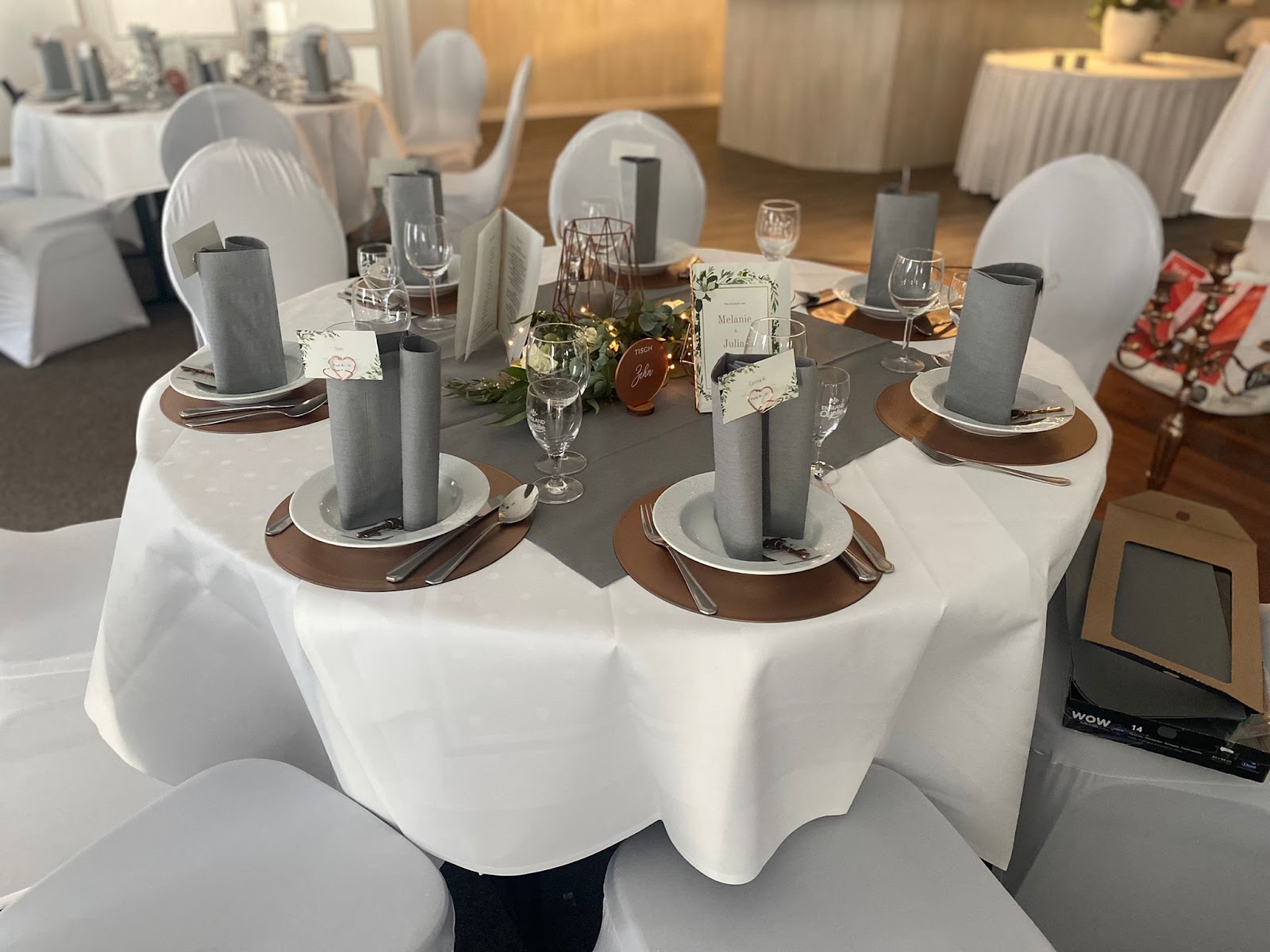 Festlich eingedeckter Hochzeitstisch mit Namenskarten