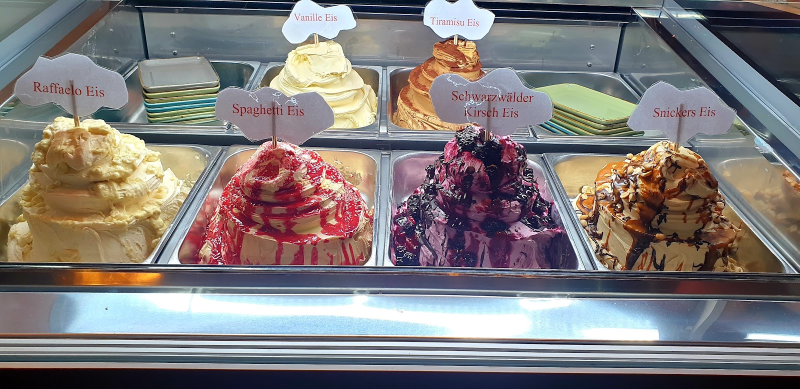 Eistheke mit verschiedenen Eissorten